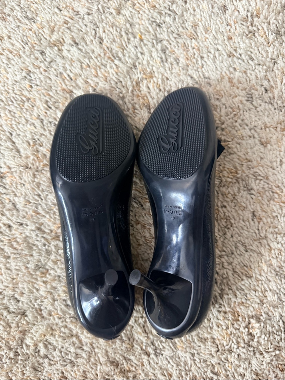 Gucci Black Patent Leather Round-Toe Pumps with Logo Buckle - Picture 5 of 6